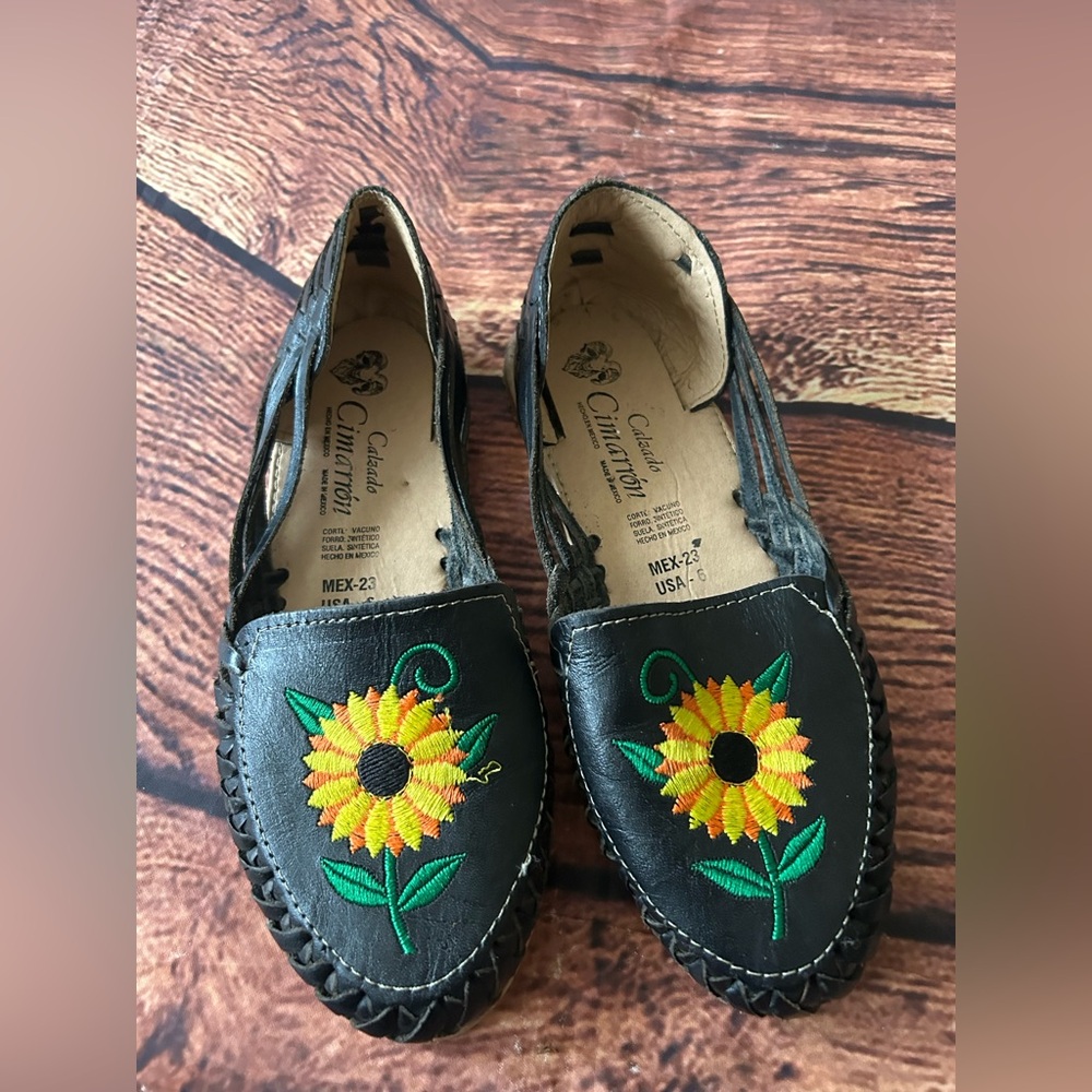 Chic Black Moccasins‎ with Sunflower Embroidery - Picture 2 of 11